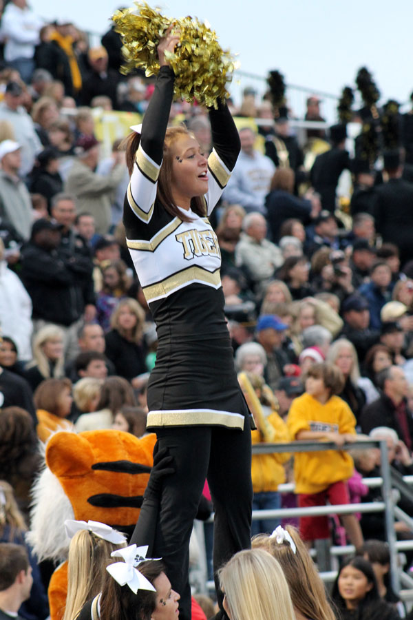 Cheerleaders incorporate new cheers, pump up crowd – BV Tiger News